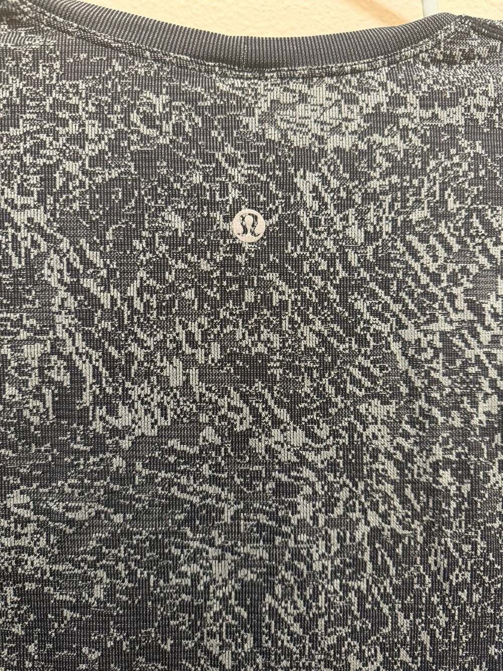 Lululemon Swiftly Breathe Long Sleeve Athletic Pullover Gray Black Size 6 - Picture 4 of 4